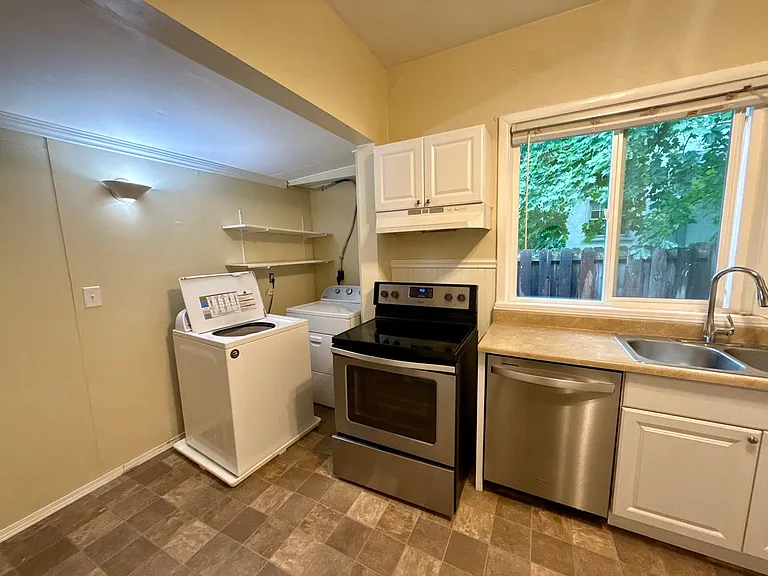408 S 6th St E — Photo 8
