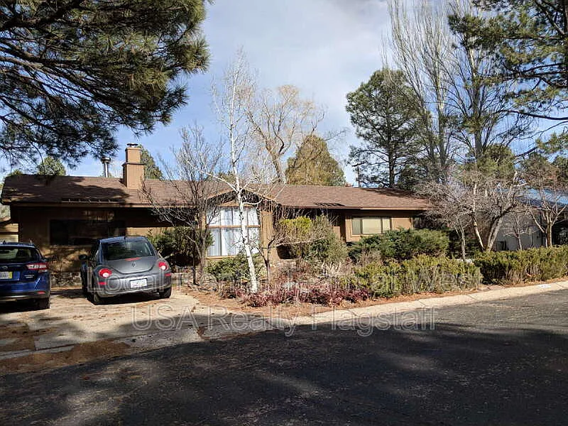 4 bed, 2.0 bath, 1810 sqft, $3,000 — Photo 1