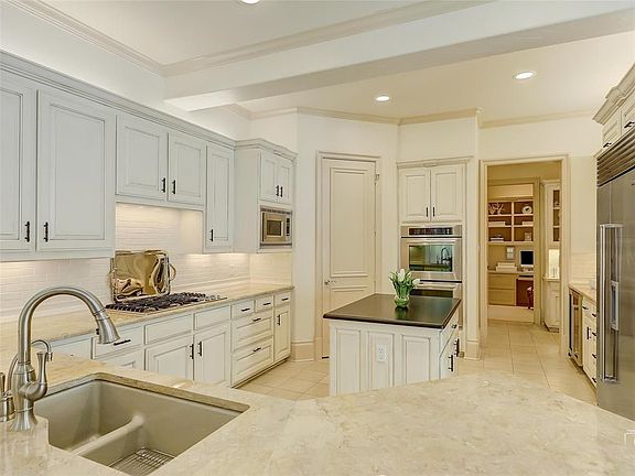 4th image of 1326 Regency Ct