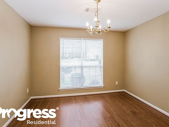 4th image of 215 Oaks Edge