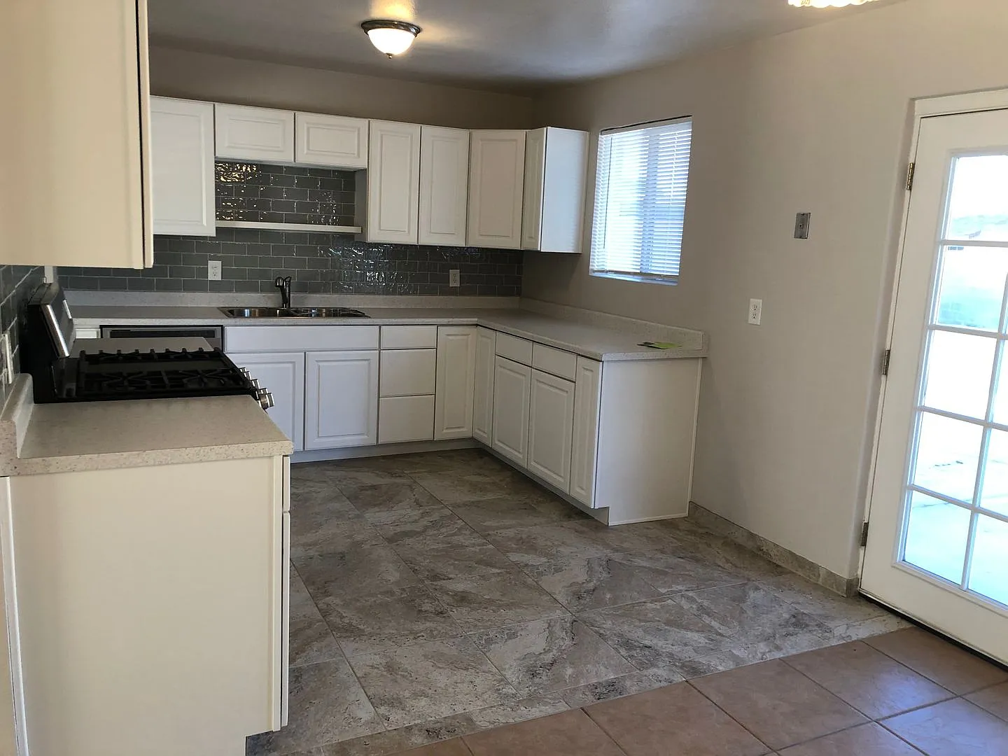 Adorable Home in Laverne Terrace! — Photo 4