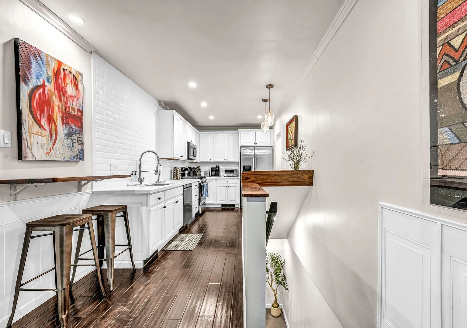 Rare Nixon Manor Rental Fully Furnished With Utilities Included — Photo 4