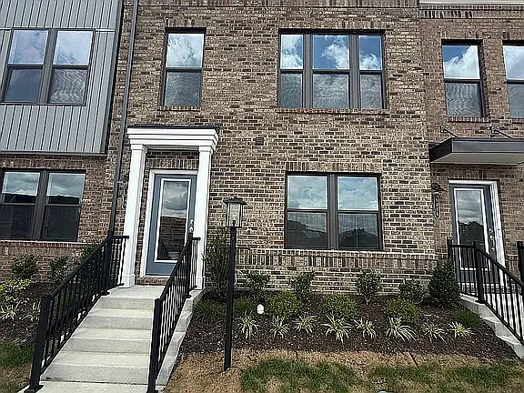 4 bed, 1965 sqft, $2,595 — Photo 2