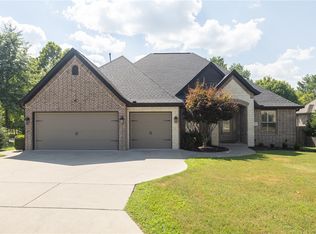 1801 N Candleshoe Dr, Fayetteville, AR 72701