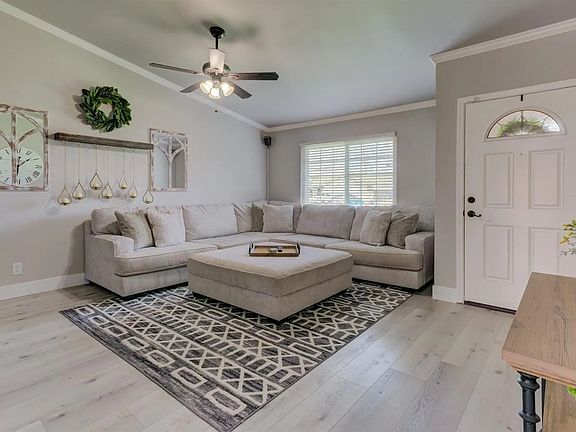 3rd image of 160 Jennifer Ln