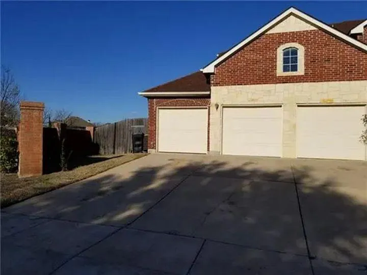 2304 Hillary Trl — Photo 2