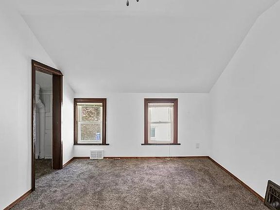 4th image of 62 Jessamine Ave E #2