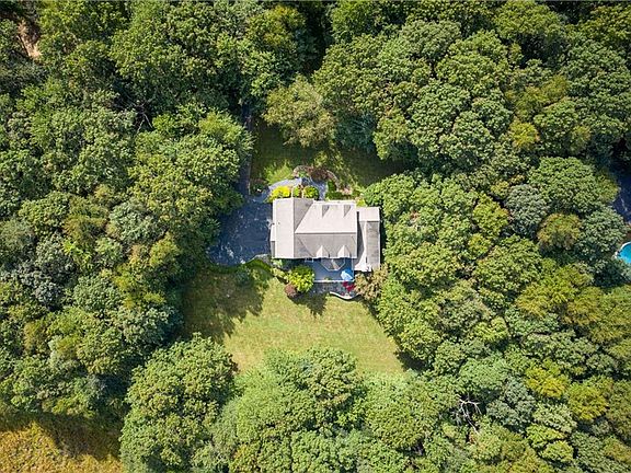 5th image of 40 Taggart Ct