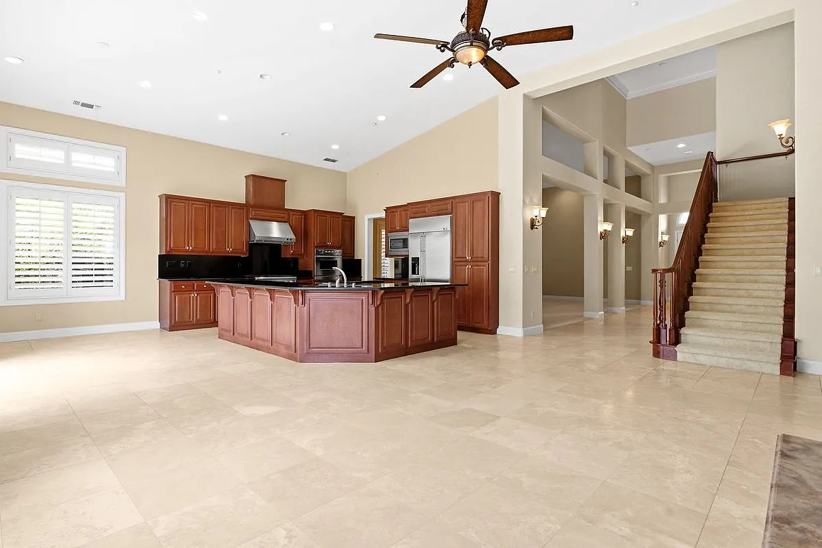 5 bed, 4.5 bath, 5053 sqft, $9,800 — Photo 4