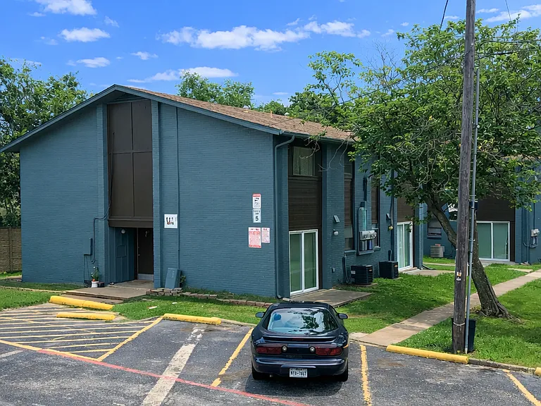Sun Valley Apartments — Photo 7