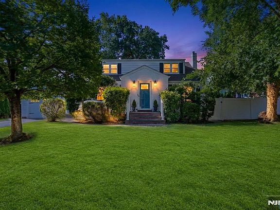 3rd image of 813 Ridgewood Avenue