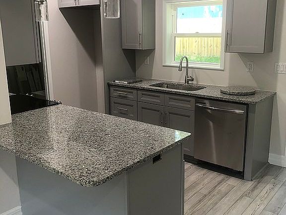 4th image of 432 NE 2nd Ave
