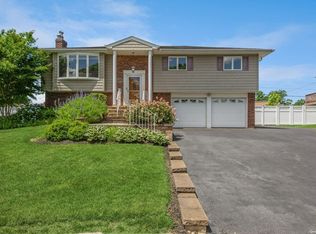 80 Harvest Ln, Commack, NY 11725