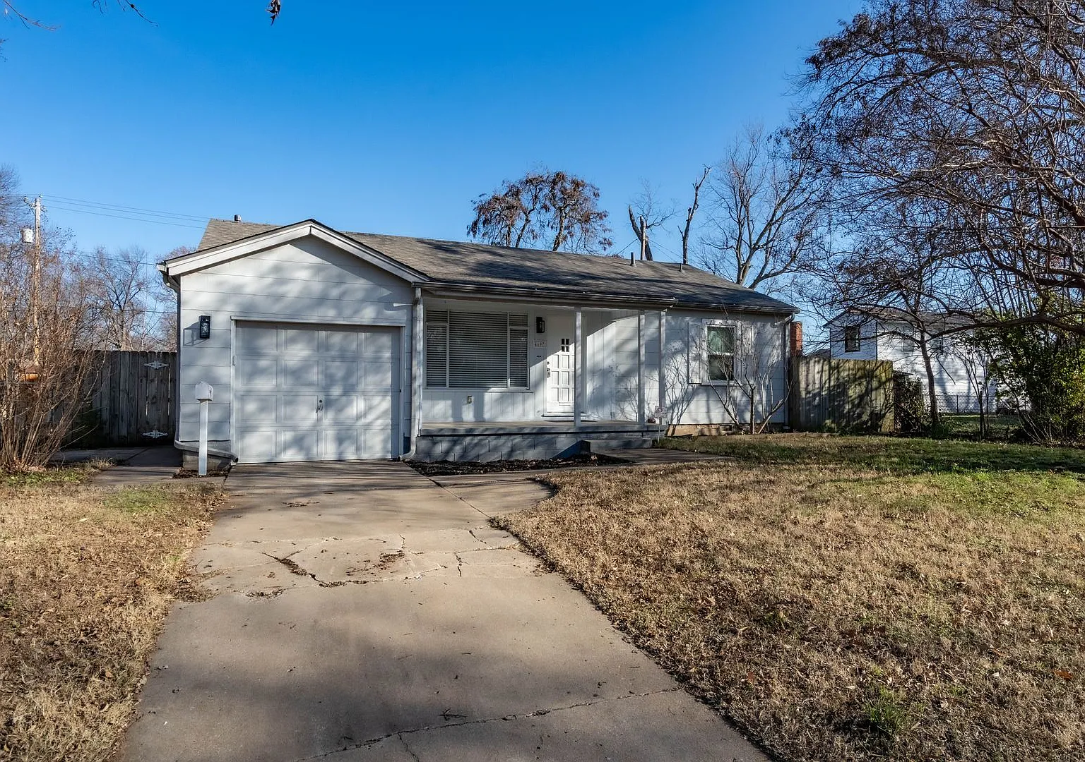 Midtown 3 Bedroom Gem! Available for immediate move in! — Photo 2