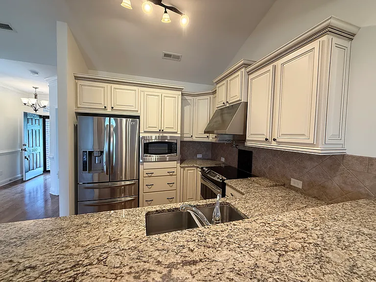 1102 Kinloch Dr — Photo 8