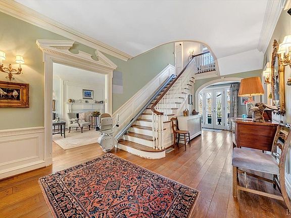 4th image of 233 Woodland Ave