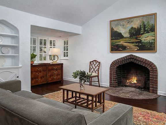 4th image of 2040 Amherst Dr