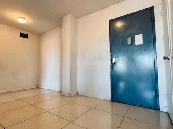 43-10 Kissena Boulevard image 4 of 12