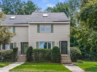 9 Meadow Dr, Londonderry, NH 03053