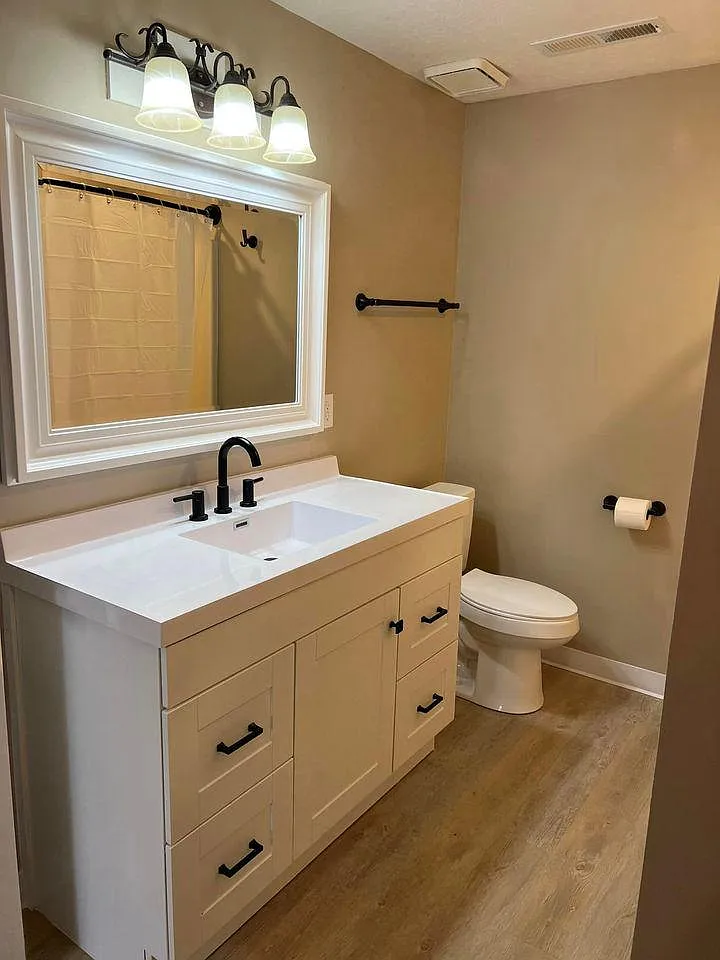 334 W Elm St — Photo 4