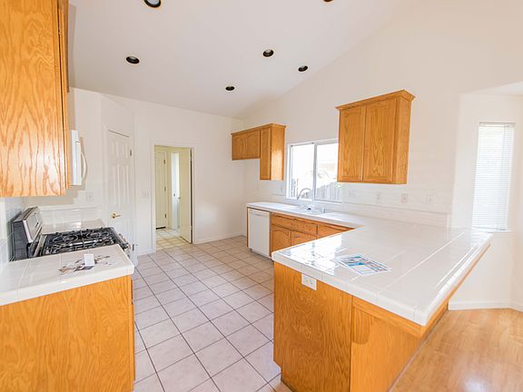 5th image of 425 Mooncrest Ln