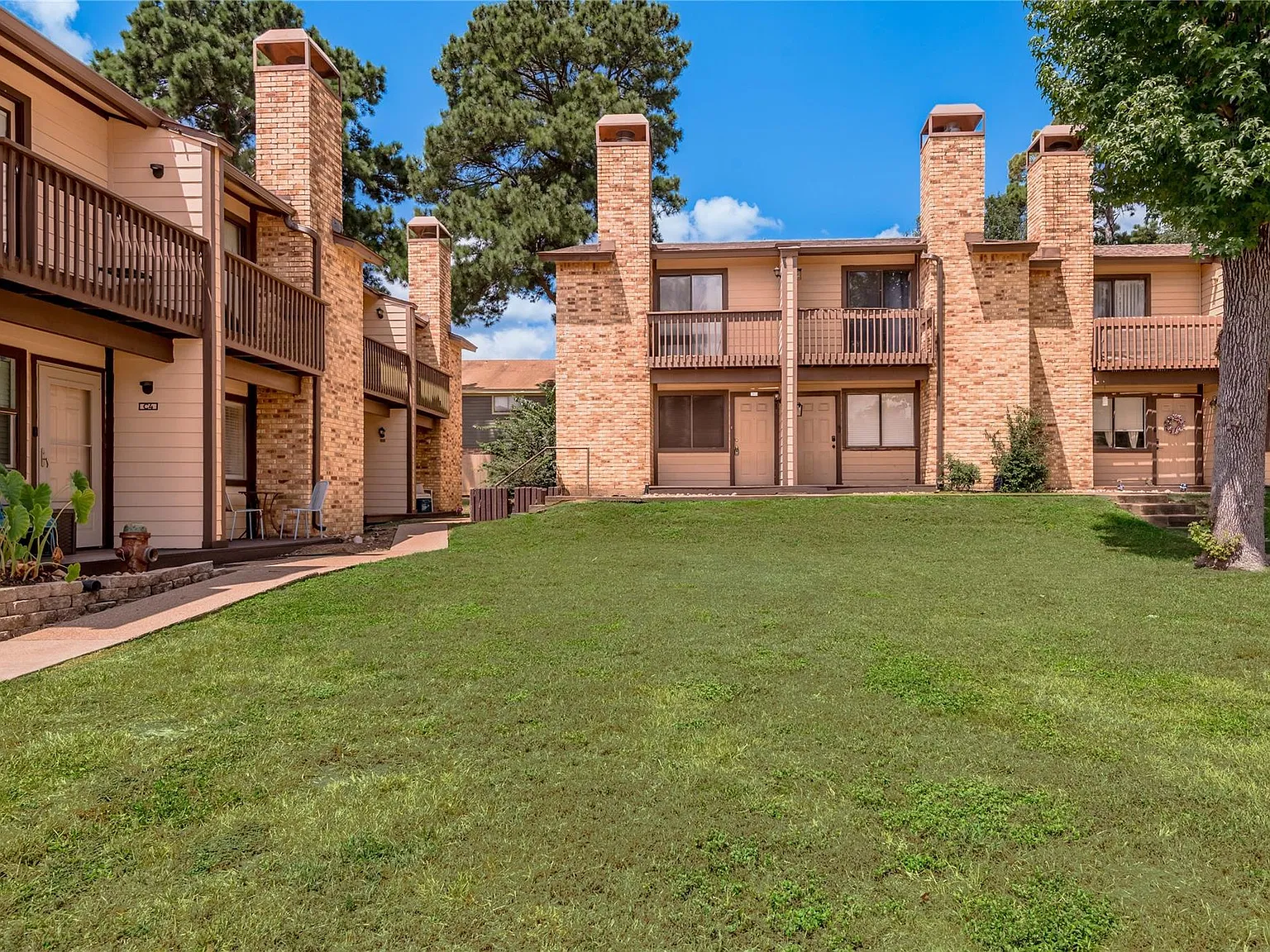 2 bed, 1.5 bath, 1165 sqft, $1,150 — Photo 3