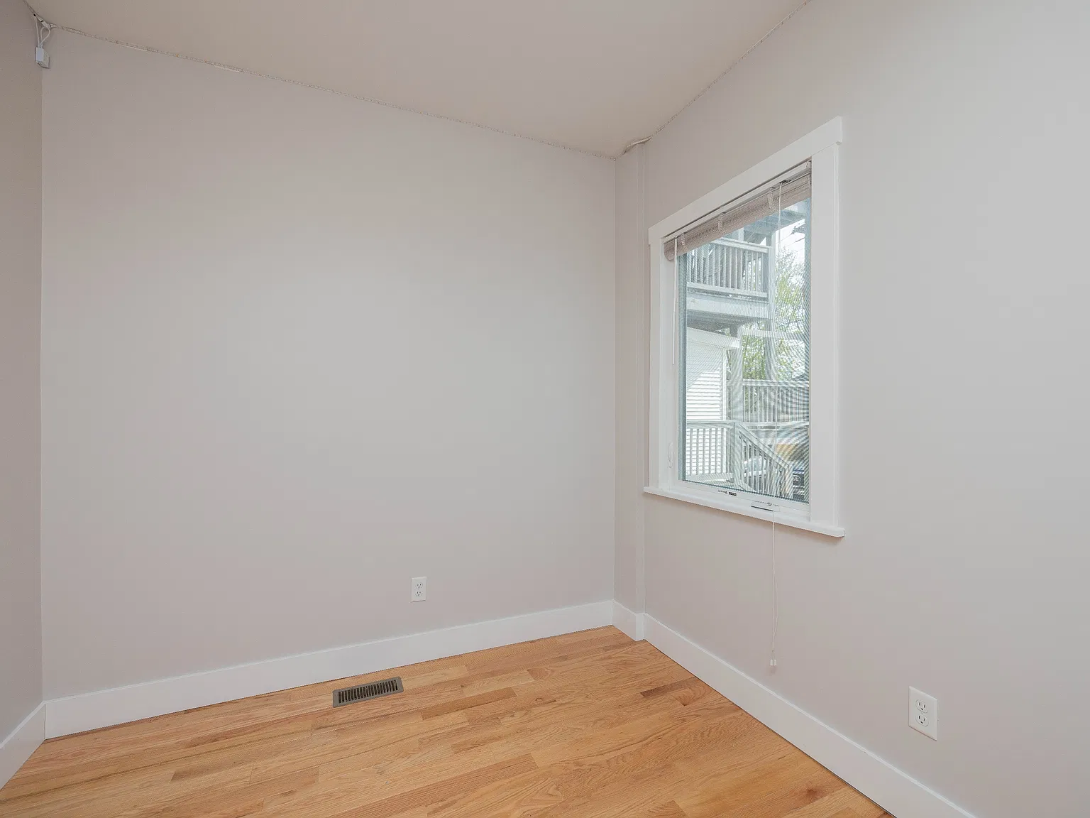 827 E University Ave — Photo 3
