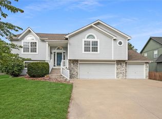 328 SW Ascot Dr, Lees Summit, MO 64082