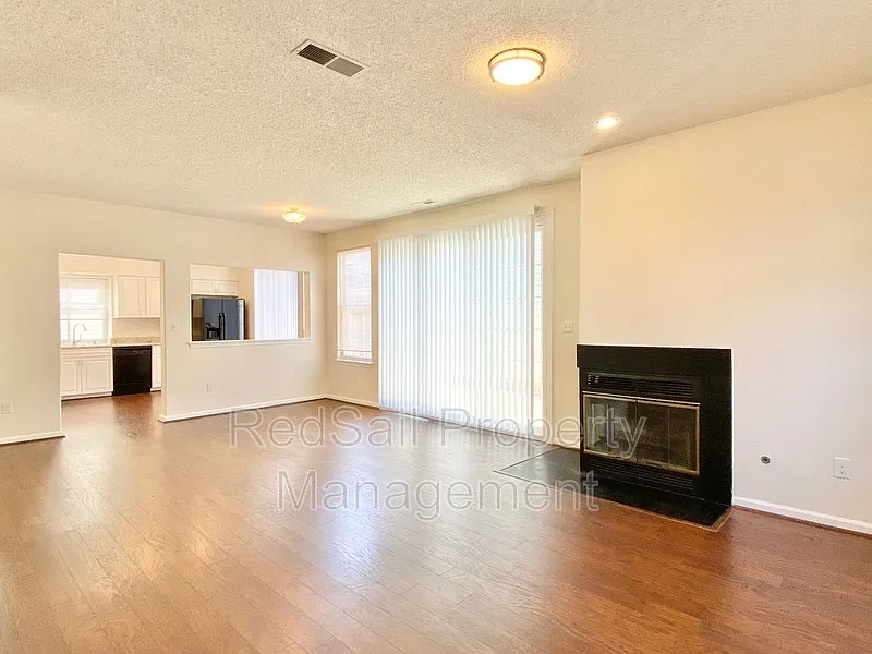3 bed, 2.5 bath, 1529 sqft, $2,095 — Photo 4