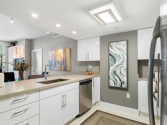 3rd image of 1800 N Bayshore Dr APT 812
