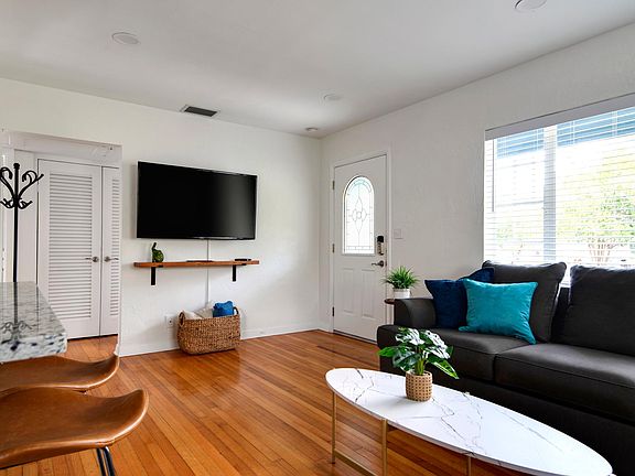 Livingroom. View to the entrance.