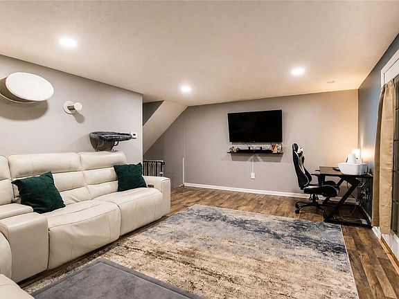 4th image of 323 Joan Of Arc Ct