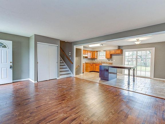 3rd image of 513 Meadow Ln