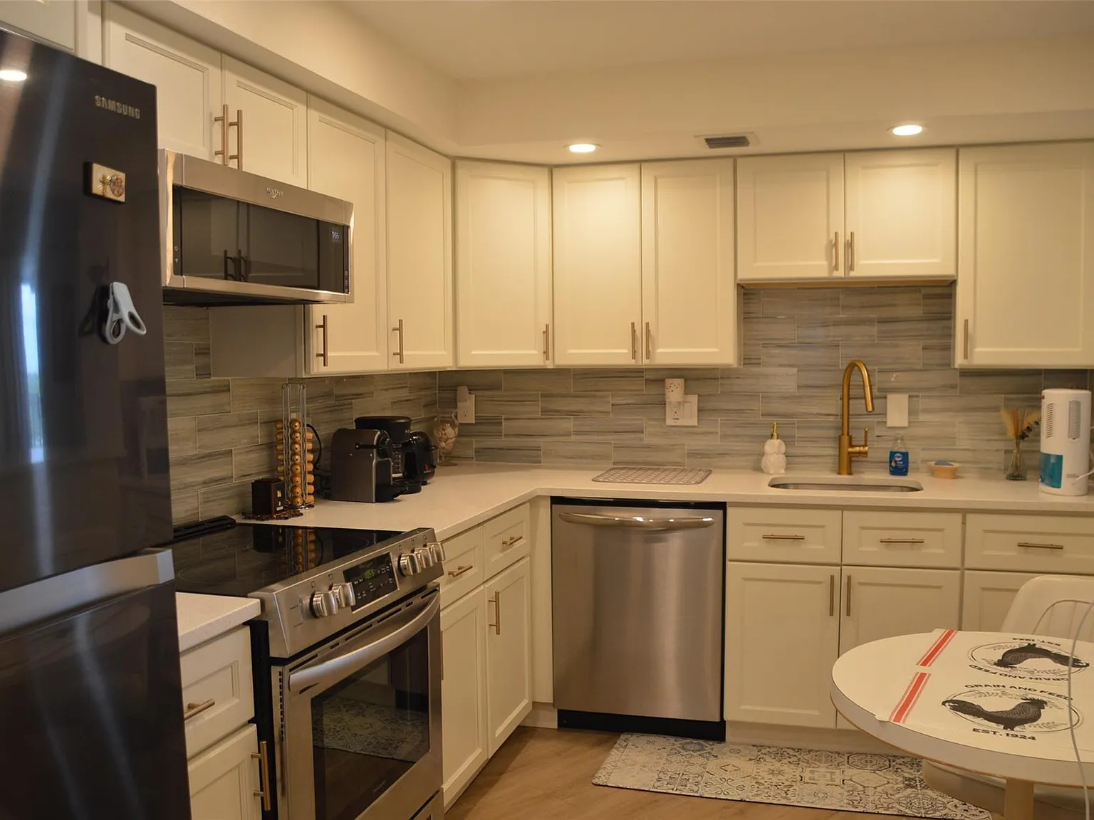 1 bed, 1.5 bath, 1071 sqft, $2,100 — Photo 3