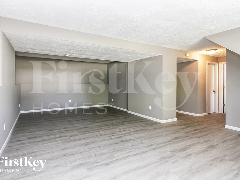 910 Woodlark Dr — Photo 6