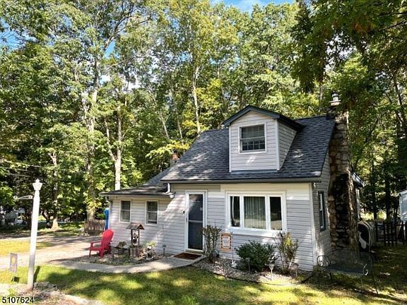 2nd image of 10 Pochuck Dr