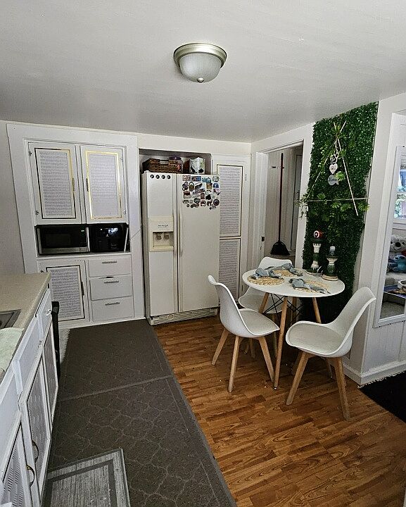 Spacious cabinets for all your kitchen gear + a perfect spot for your table or breakfast setup! This kitchen is ready for cozy meals, coffee chats, or late-night leftovers_your everyday go-to zone.
