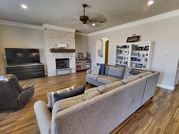3rd image of 319 Oar Wood Dr