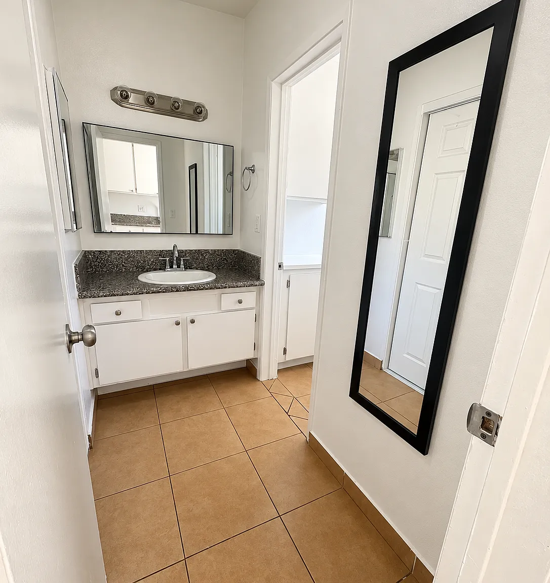14839 Sherman Way - Studio — Photo 3