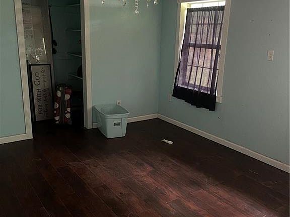 3rd image of 2525 Clark St
