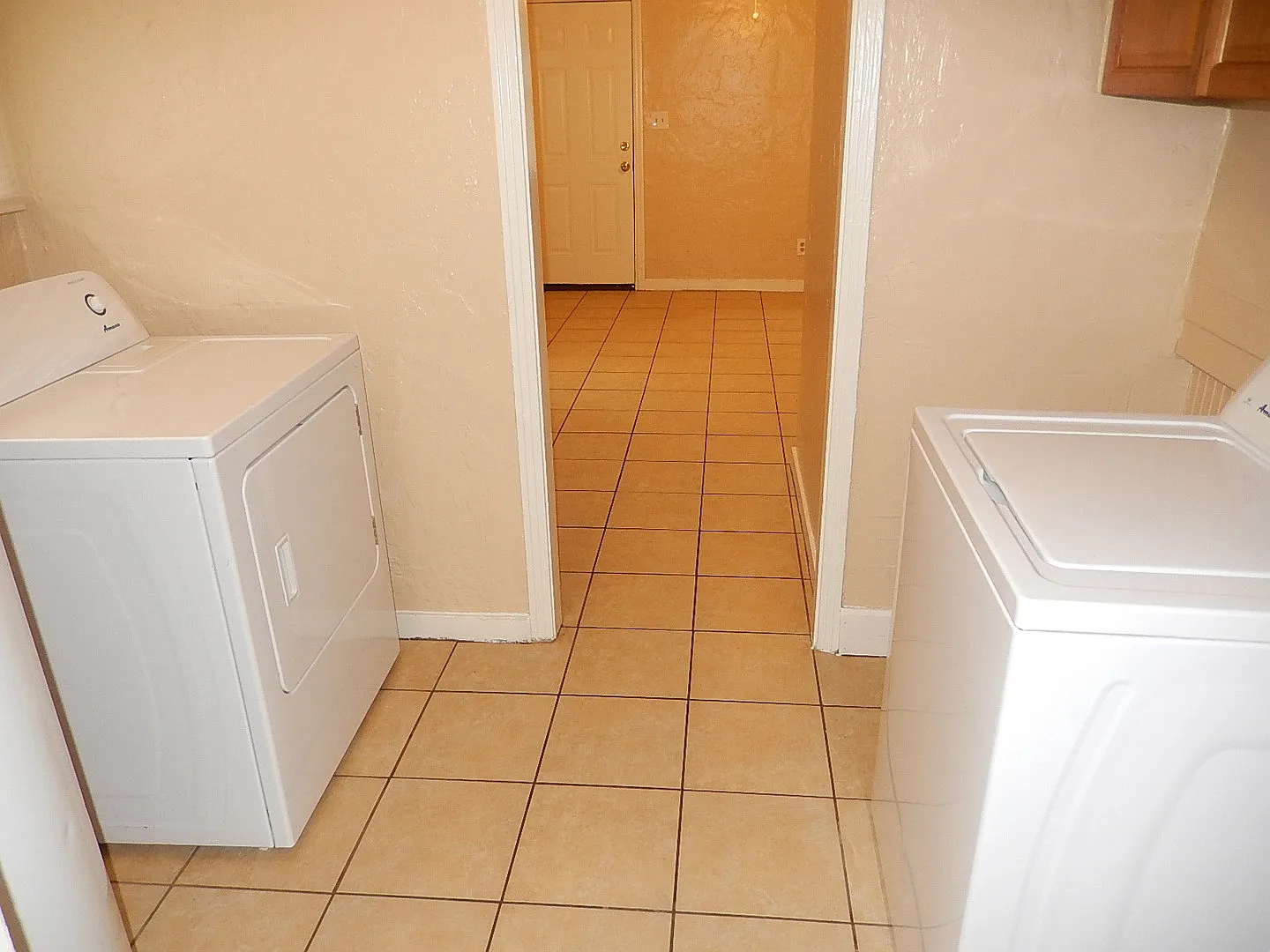NICE 3/1 House w/ Tile Floors, Washer/Dryer, Split Plan, & Large Yard! $1150/month Avail NOW! — Photo 4