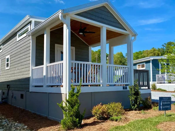 7 Stay Awhile Ln, Flat Rock, NC 28731