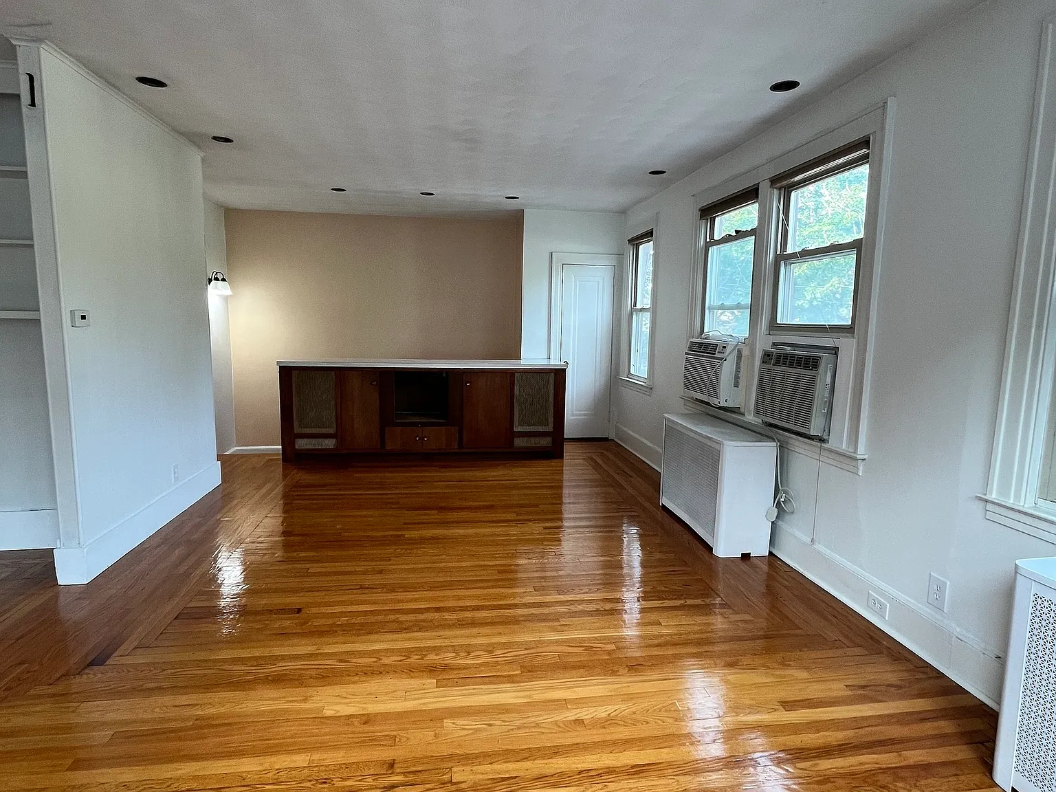 2 bed, 1.0 bath, 2400 sqft, $2,100 — Photo 4