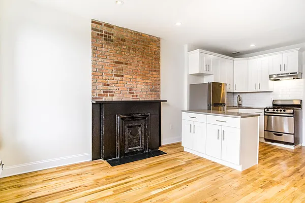 Rented by Century 21 Metropolitan | media 27