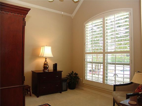 4th image of 728 Barton Springs Dr