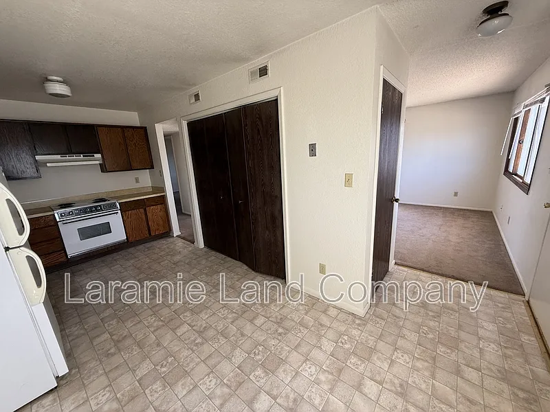 2 bed, 1.0 bath, $750 — Photo 4