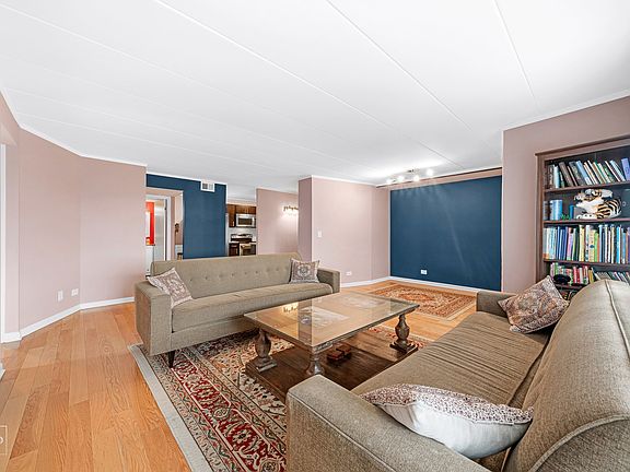 5th image of 6330 Lincoln Ave Unit 4B