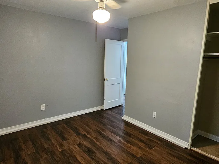 4504 Kingview Ave — Photo 4
