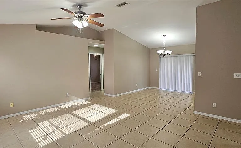 3740 SW Santa Barbara Place Cpe — Photo 3