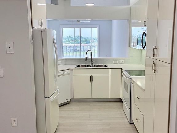4th image of 10730 NW 66th St APT 511